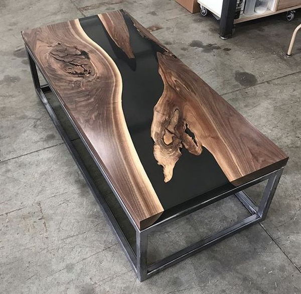 стол из дерева и эпоксидной смолы