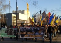 В Черкассах устроили марш против зеленых человечков и выдвинули требования президенту