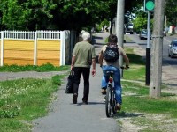 Жители Черкасс просят запретить велосипедистам ездить по тротуарам