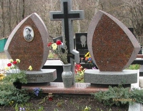 Надгробные памятники на двоих